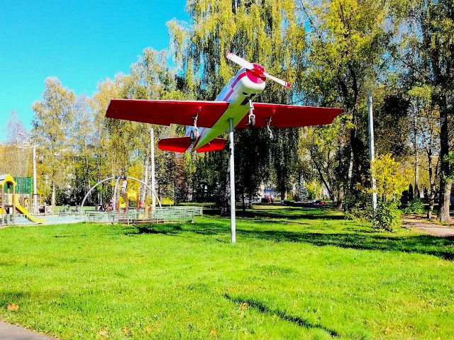 pamyatnik-samoletu-yak-52-v-hotkovo